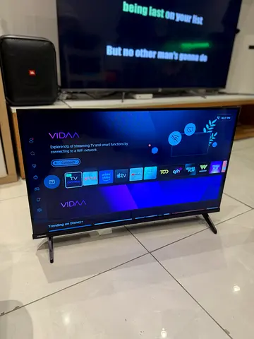 32 inch Hisense Smart TV with wall bracket