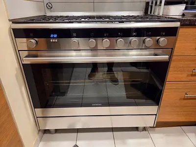 Siemens Oven in Stainless Steel - 12 Months Old - Was AED5,000 New, Save 75%