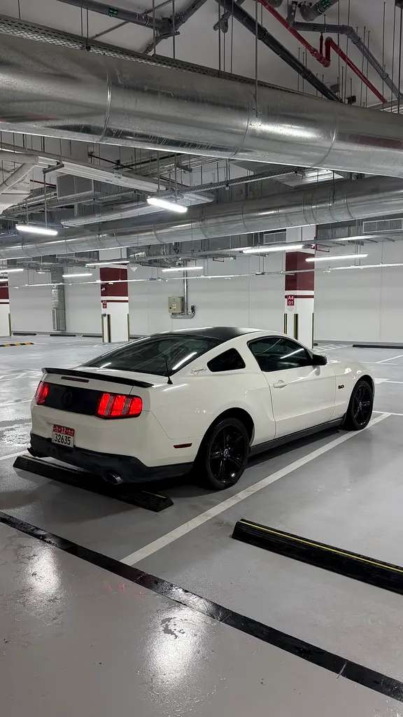Ford Mustang 2011 — photo 1 of 6