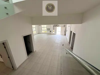 فيلا فاخرة جديدة بالكامل للإيجار أول ساكن تضم خمس غرف نوم ماستر وحديقة واسعة مع مواقف سيارات خاصة، وتصميمات داخلية راقية