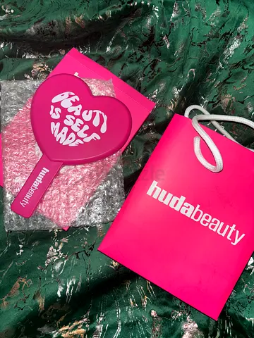 Huda Beauty Hand mirror with huda beauty bag!