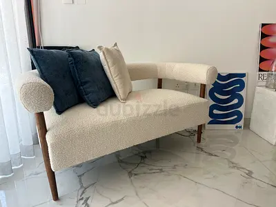 2-seater boucle sofa bench with wooden legs - excellent condition