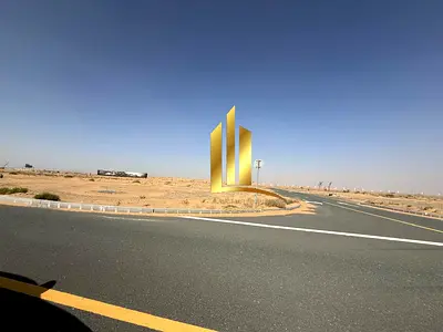للبيع ارض تجارية مميزة بالشارقه في روضة القرط تاني قطعه من شارع خورفكان تملك حر للعرب