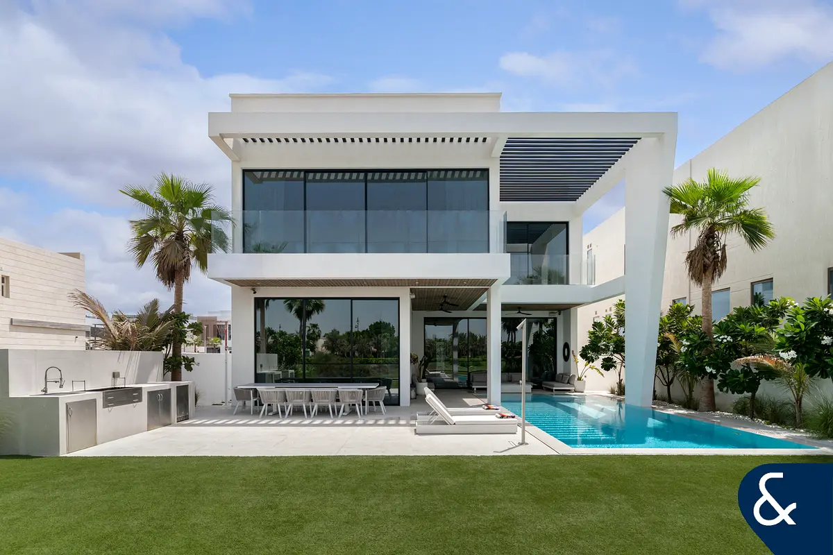 Upgraded | Lakefront Villa | 5 Bedrooms