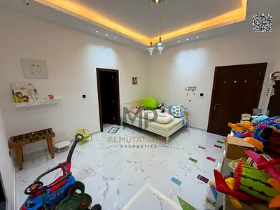 An unmissable ownership opportunity! A luxurious villa with 5 master bedrooms, including electricity, water and air conditioning, ready to move in and