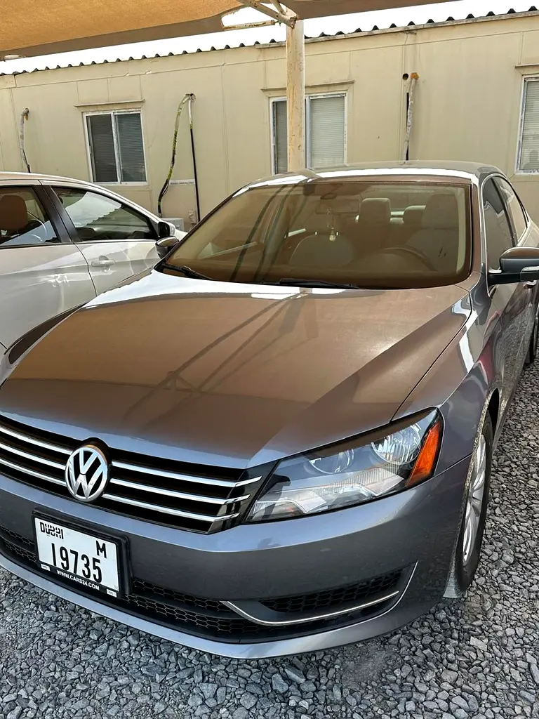Volkswagen Passat 2014 — photo 1 of 5