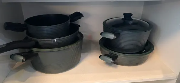 Non-stick pot and pan set (5 pieces)+ silicone bakingware