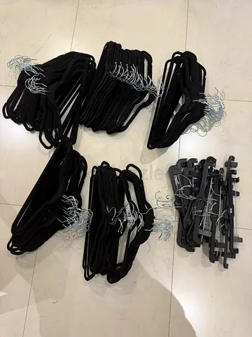150 velvet hangers - 100 aed