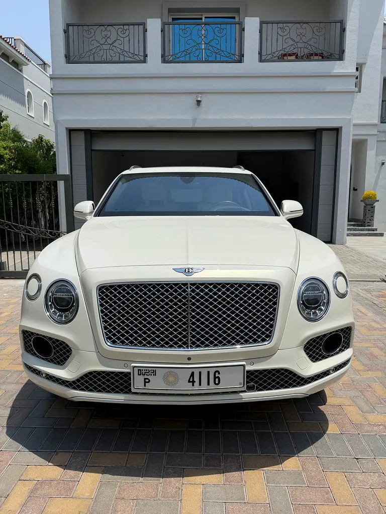 Bentley Bentayga 2019 — photo 1 of 15