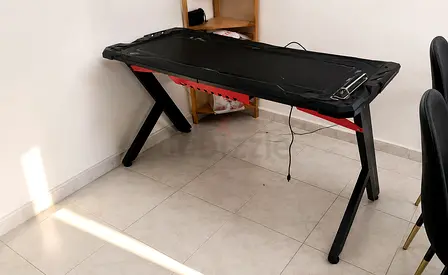 This gaming table, featuring integrated LED lighting and a carbon fiber surface, is in excellent wor