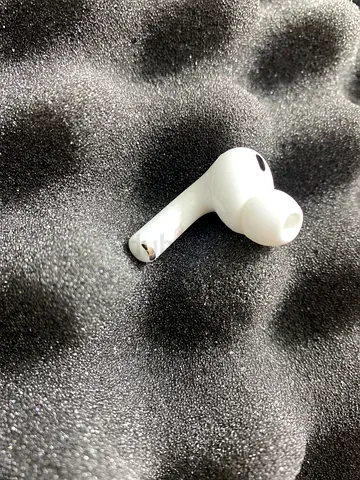 Single white wireless earbud (left) - compatible AirPods pro3