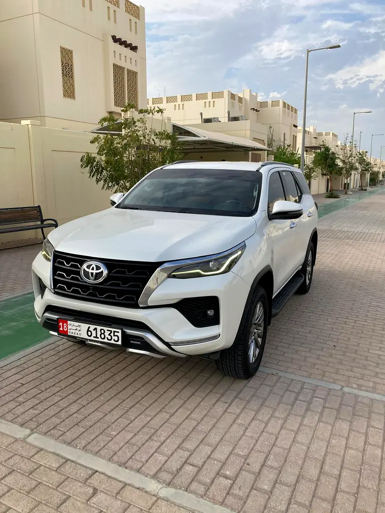 Toyota Fortuner 2023 — photo 1 of 11