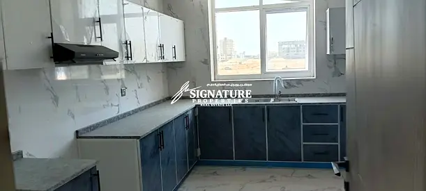 شقة جديدة تماماً للإيجار (غرفة وصالة) مع حمامين – قيمة ممتازة!