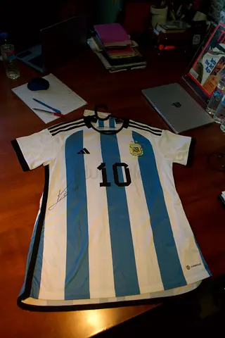 Messi signed jersey