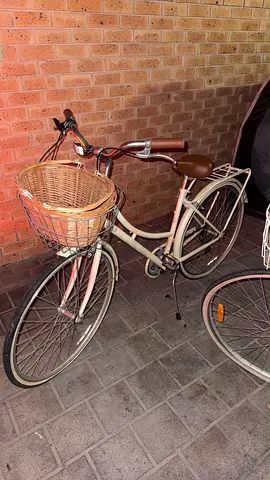 Classic city/commuter bicycle with front basket — good condition