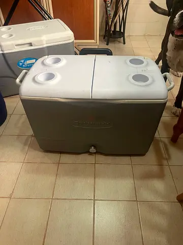 Large Portable Igloo Cooler Box with Built-in Cup Holders - Good Condition