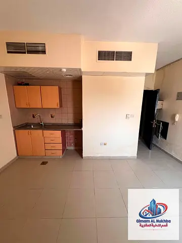 أجمل استوديو في القليعة مساحة جيدة مناسب للعائلات قريب من عمبر ونادي سيدات الشارقة مع باركن مجاني