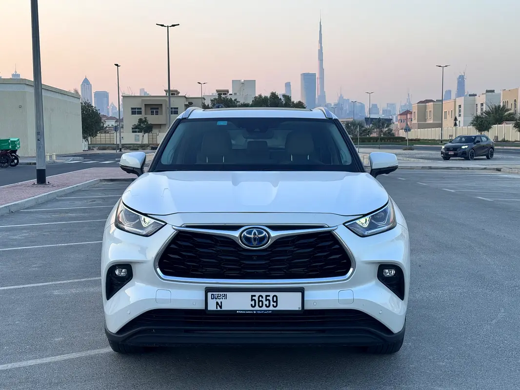 Toyota Highlander 2024 — photo 1 of 13