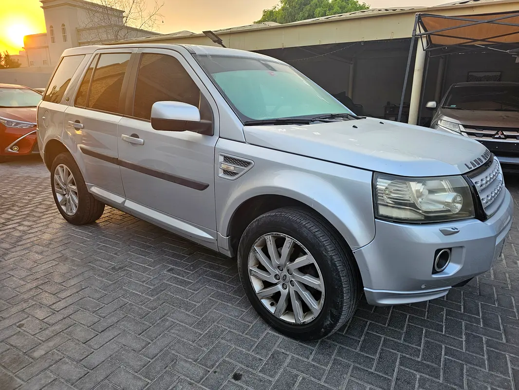 Land Rover LR2 2013 — photo 1 of 11