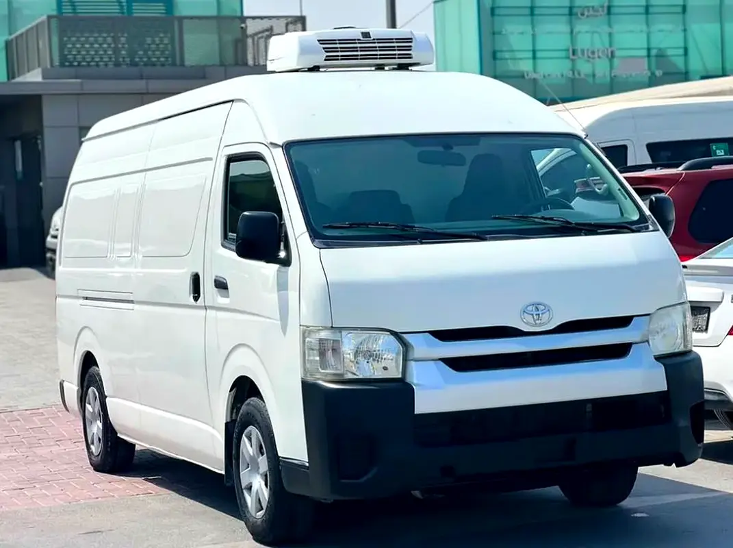 Toyota Hiace 2014 — photo 1 of 4