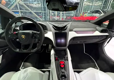 صورة 15 لـ 2025 Lamborghini REVUELTO