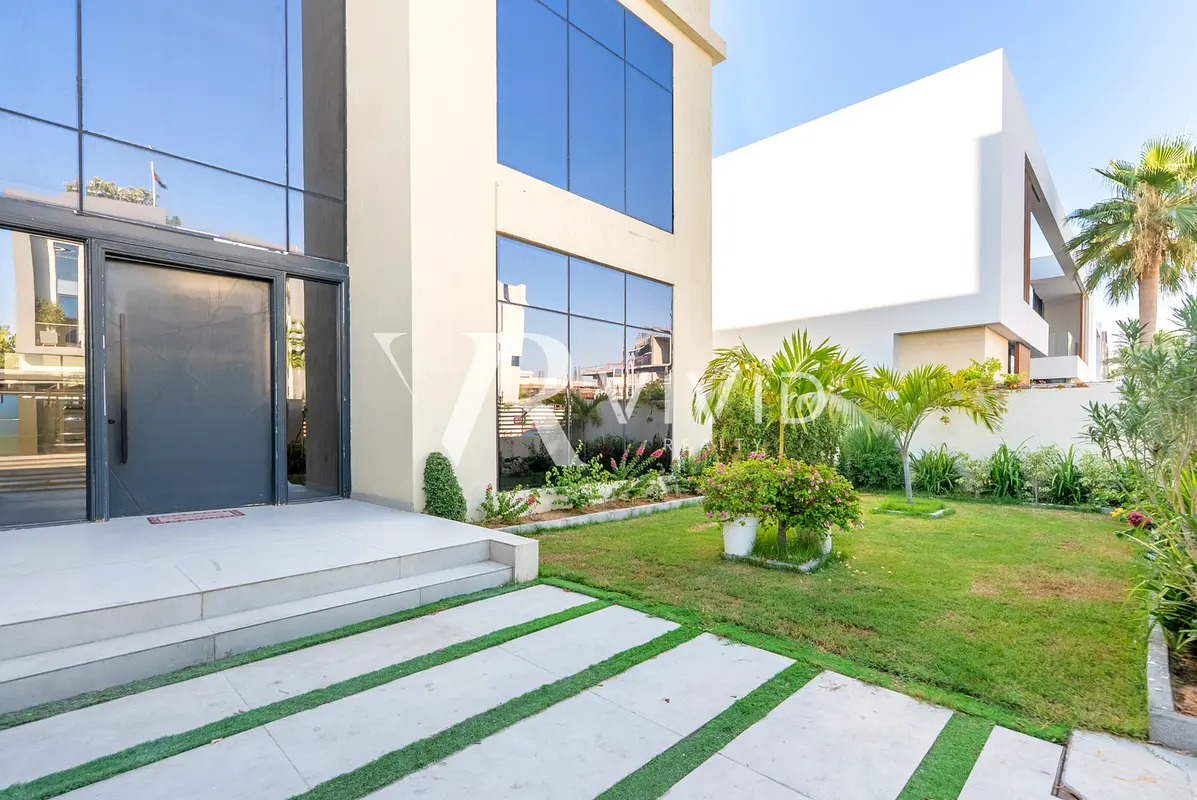 Custom Villa | 5 Bed | Large Plot | Jumeirah Park