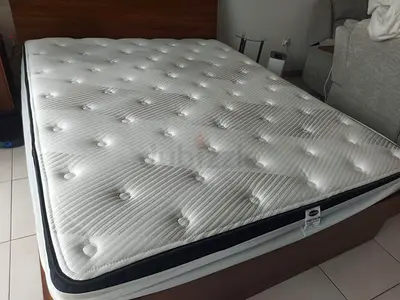 Queen mattress Barnd New - comfortable, lightly used 6 months