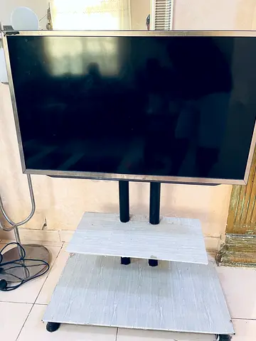 40-inch Samsung LED TV on rolling stand - good working condition