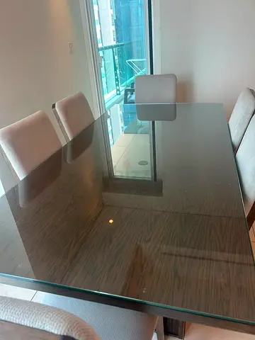 Bristol dinning table with glass on top