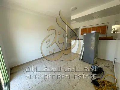 🏡 للإيجار السنوي في المجرة – الشارقة | استوديو مع موزع | بلكونة بإطلالة بحرية | غاز مركزي | 4 أو 6 دفعات