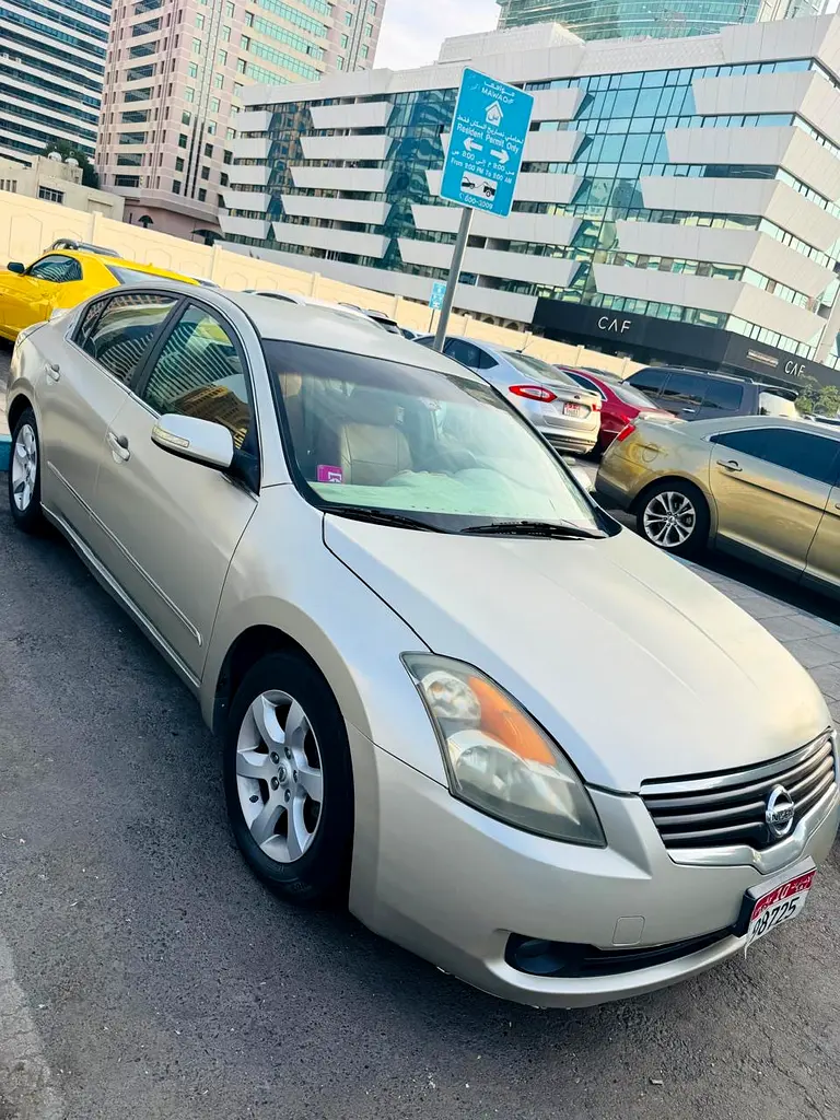Nissan Altima 2009 — photo 1 of 9