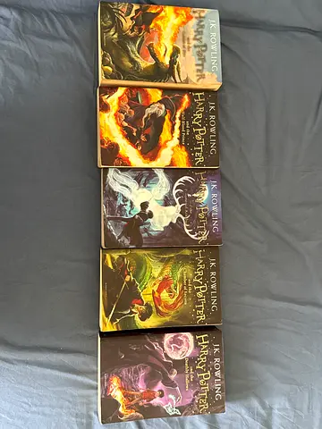 HARRY POTTER FULL BOOK SET (Moving out sale)