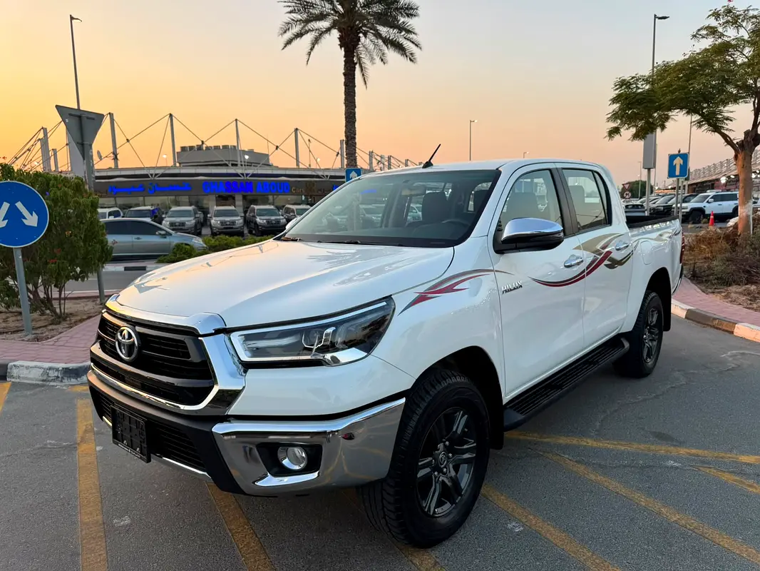 Toyota Hilux 2025 — photo 1 of 16