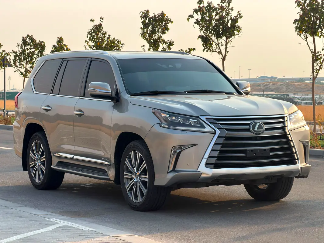 Lexus LX-Series 2017 — photo 1 of 9