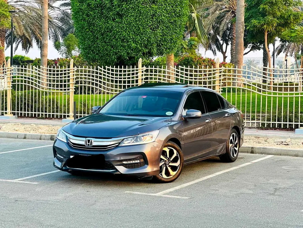 Honda Accord 2017 — photo 1 of 10
