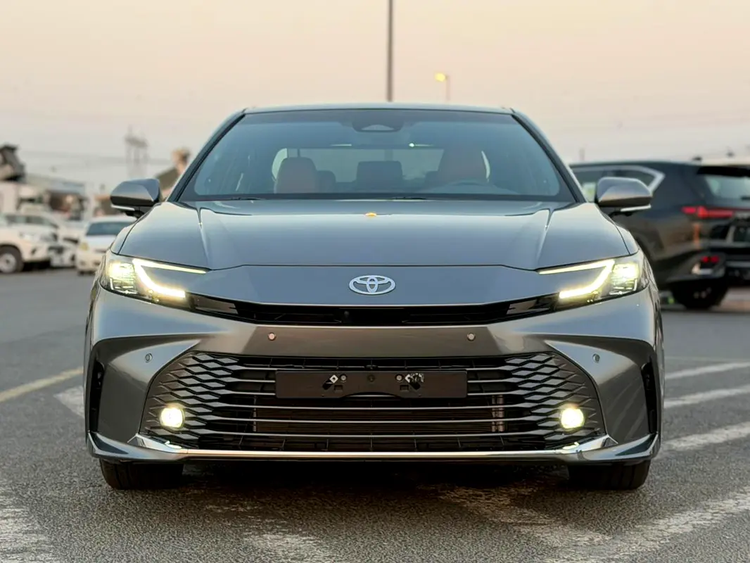 Toyota Camry 2026 — photo 1 of 18