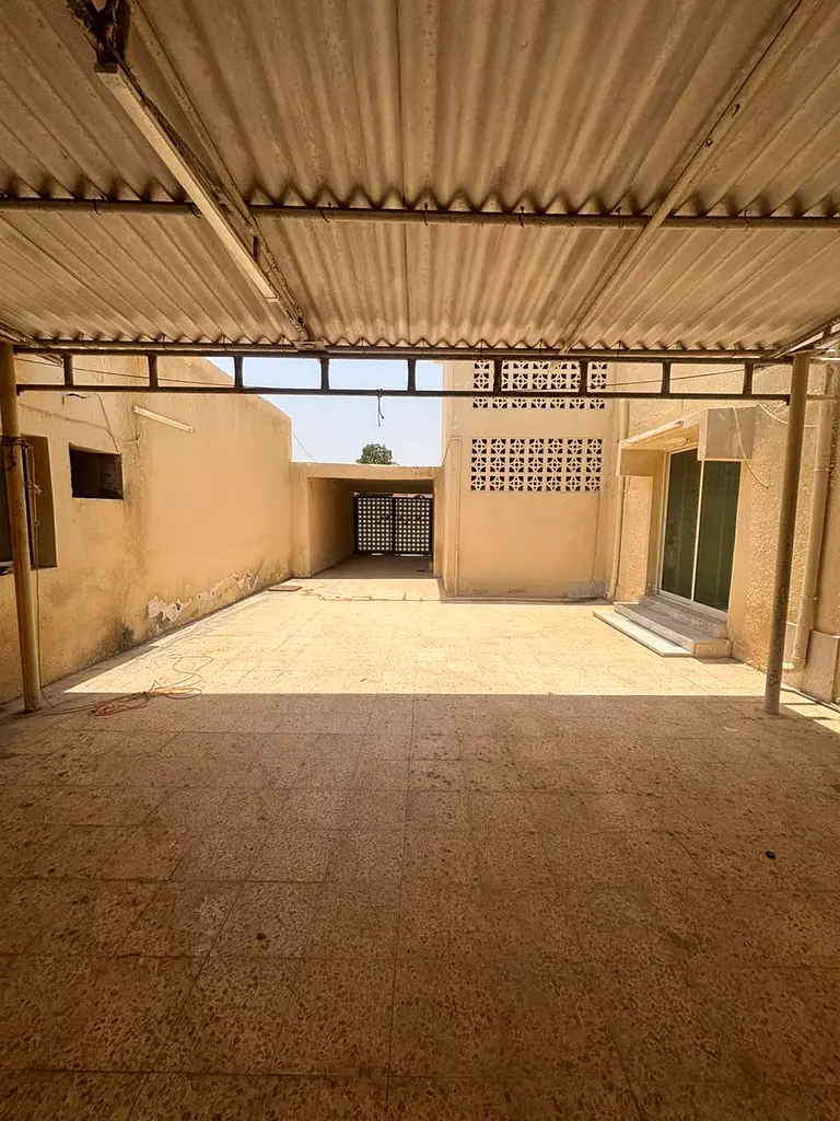 بيت عربي للإيجار في الجزات الشارقة 4 غرف وصالة، مجلس، حوش واسع، جراج مغطى لـ3 سيارات وموقع مميز للعائلات