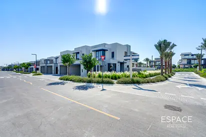 4BRs Townhouse | Corner Unit | Next to Pool