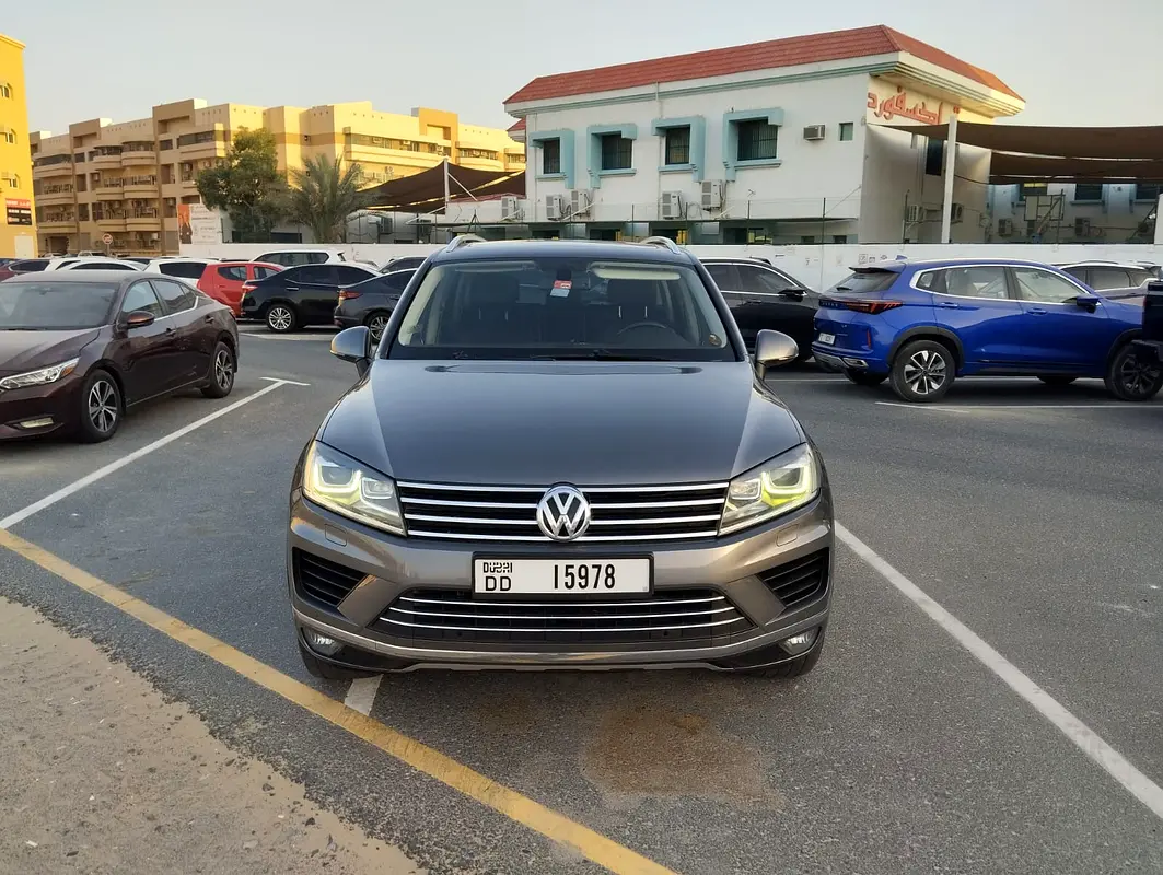 Volkswagen Touareg 2015 — photo 1 of 15