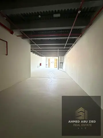 شبرة تجارية مع ميزان للإيجار السنوي في الصناعية 1 عجمان بمساحة 3240 قدم وأرضية إيبوكسي وكهرباء 20 كيلو مناسبة للمشاريع الكبيرة والاسثمارات