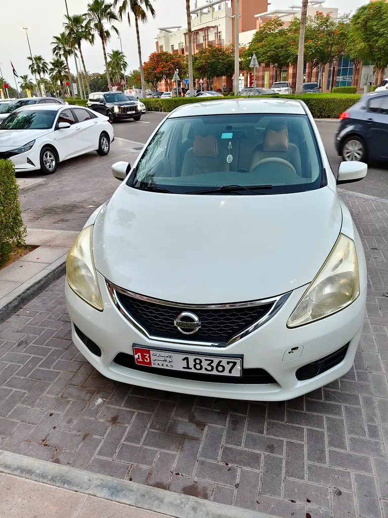 Nissan Tiida 2016 — photo 1 of 6