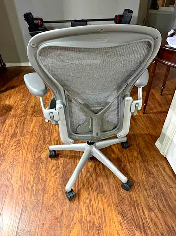 Selling herman miller Aeron gray color.good little use