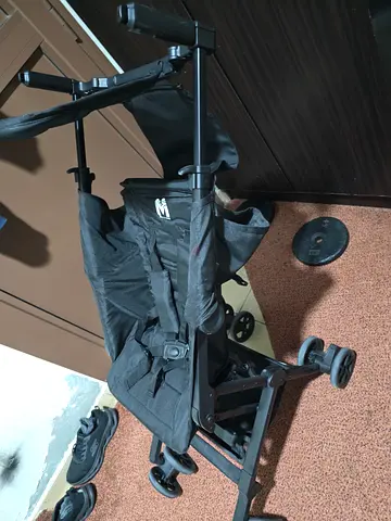 Lightweight foldable black stroller (good condition)