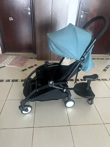 Baby stroller with ride-on board, in good condition.
It features a strong black frame, smooth whee