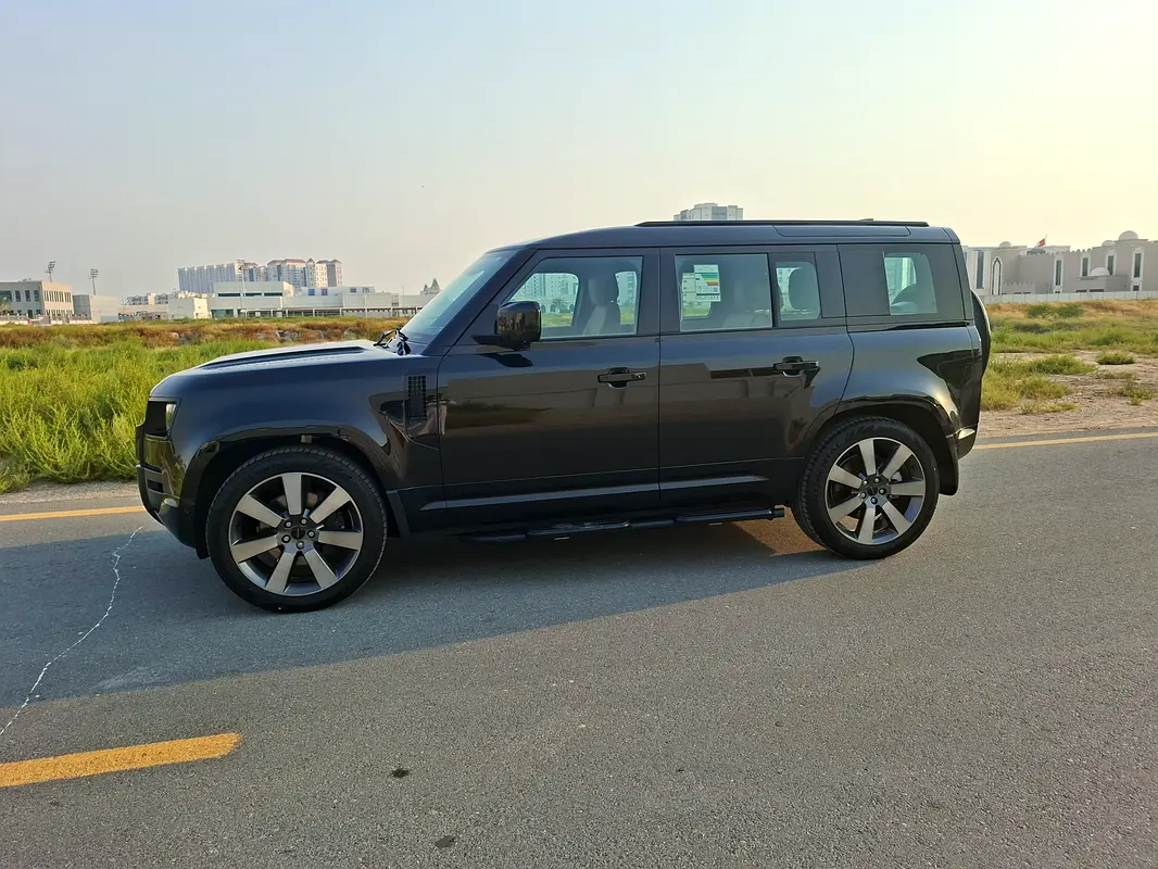 Land Rover Defender 2026 — photo 1 of 9
