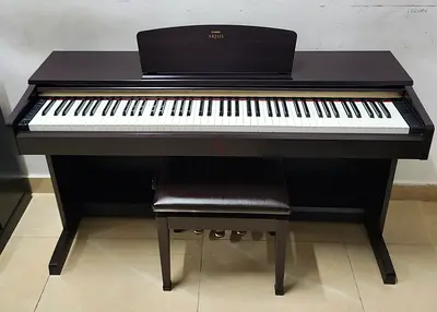 The Yamaha Arius YDP-160 is a classic home console digital piano. It features 88 weighted keys with