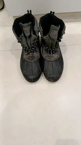 Mens winter hiking boots, size not specified – sturdy condition