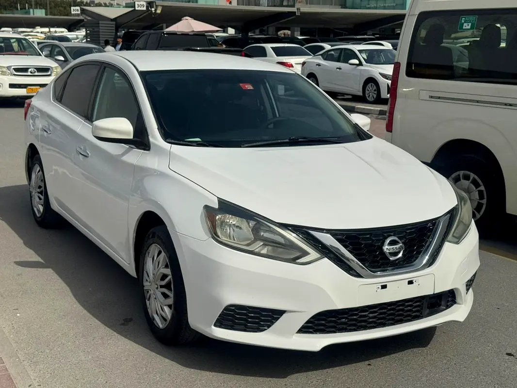 Nissan Sentra 2018 — photo 1 of 9