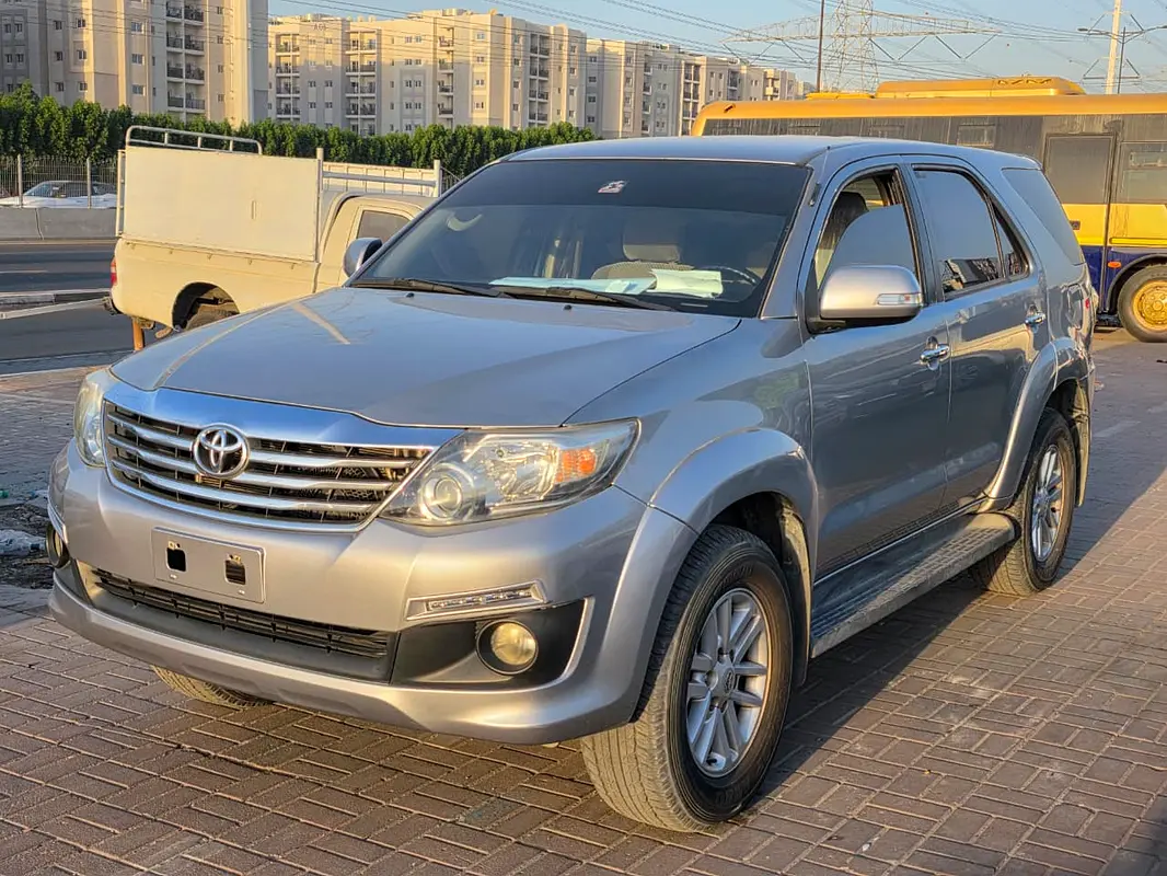 Toyota Fortuner 2015 — photo 1 of 15