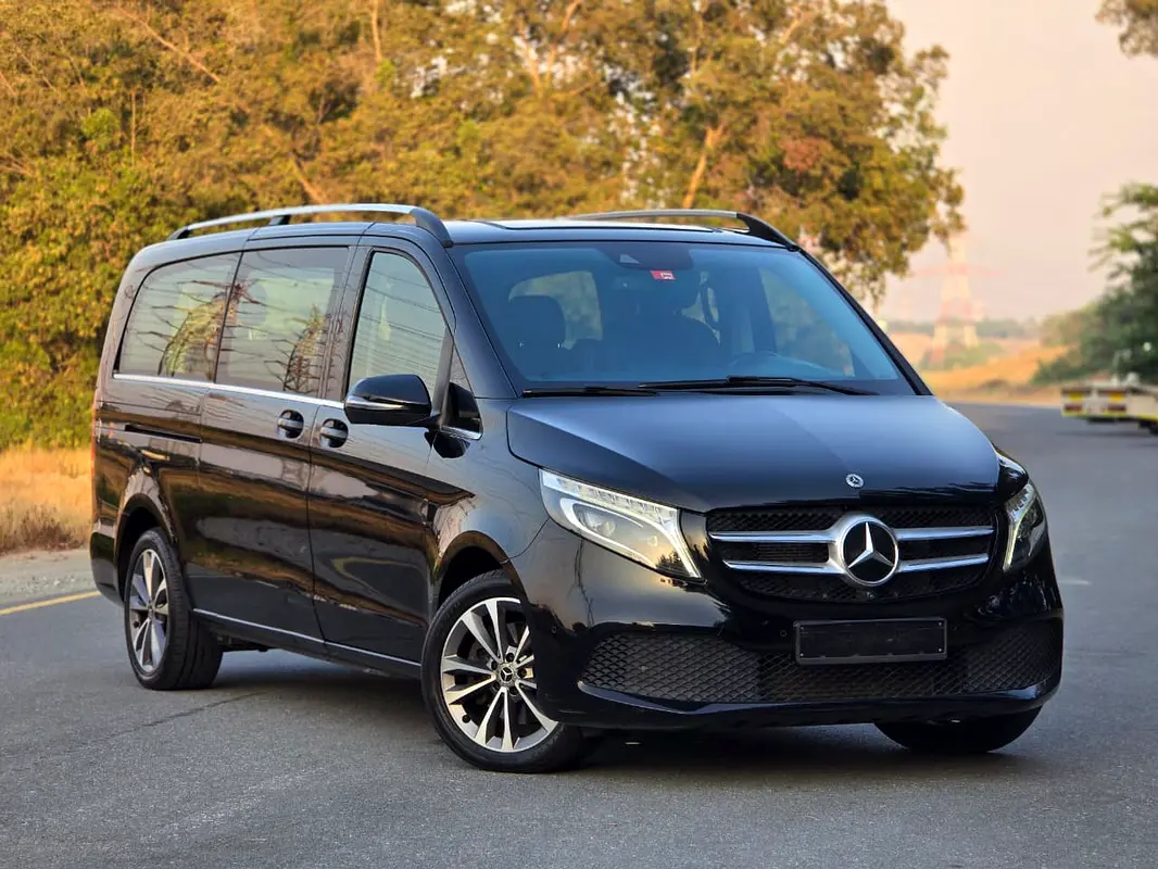 Mercedes-Benz V-Class 2023 — photo 1 of 19